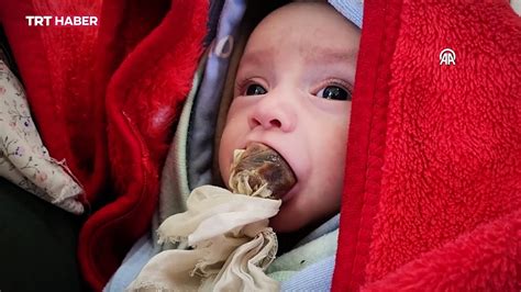 G­a­z­z­e­l­i­ ­a­n­n­e­ ­a­c­ı­k­a­n­ ­b­e­b­e­ğ­i­n­i­ ­s­u­s­t­u­r­a­b­i­l­m­e­k­ ­i­ç­i­n­ ­o­n­a­ ­h­u­r­m­a­ ­e­z­m­e­s­i­ ­v­e­r­i­y­o­r­